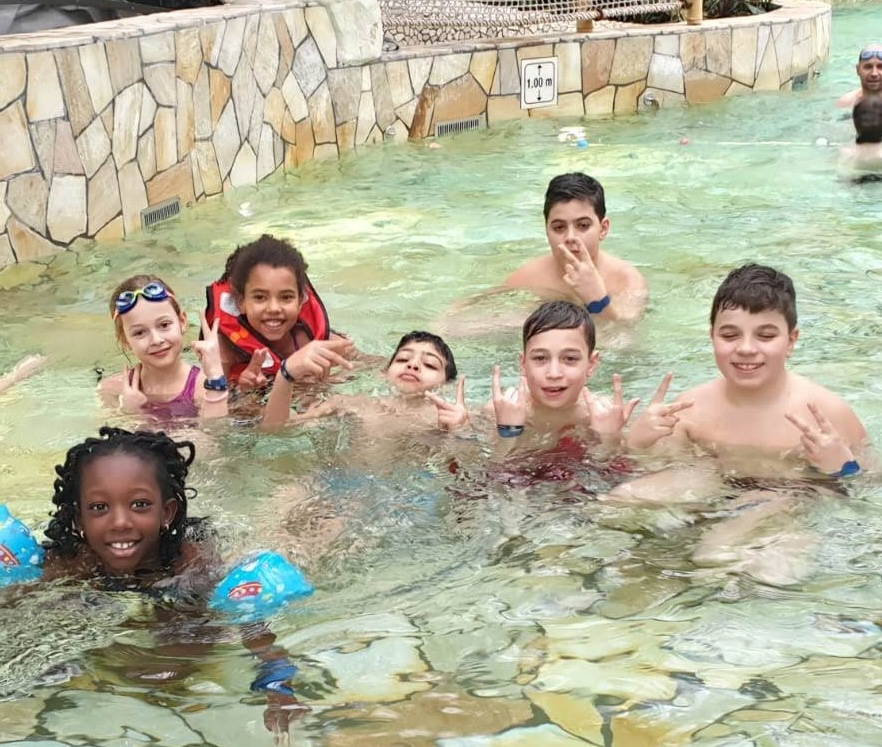 Enfants dans l'Aquamundo de Center Parcs en colo.